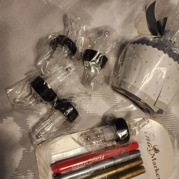 Wine Accessory Kit. Pens, 5 stoppers, towel. NEW. Perfect gift or accessory!‎ - Picture 4 of 7
